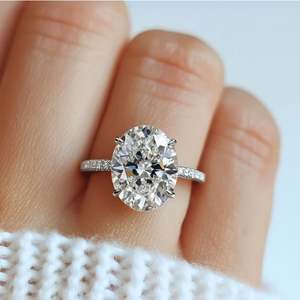 แหวนหมั้นและแต่งงานทรงรีประดับโมอิสซาไนต์ ชุบทองบนเงินสเตอร์ลิง ดีไซน์หรูหรา พร้อมตัวเรือนแบบหนามเตย ของขวัญสุดหรูสำหรับเธอ - Product Image 3