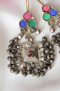 Exquisitos Aros Tribales Afganos con Incrustaciones Intrincadas de Lapislázuli Azul, Motivos Geométricos Estampados a Mano en Plata y Diseño en Cascada - Product Image 2