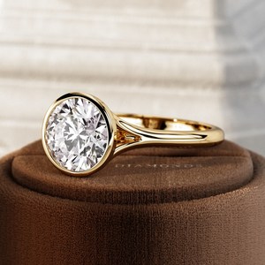 Anillo de Compromiso Solitario de Lujo con Diamante Cultivado en Laboratorio de 2 Quilates, Corte Brillante, Oro Amarillo, Engaste en Bisel, Diseño de Catedral con Tallo Dividido, 14k/18k, IGI - Product Image 2