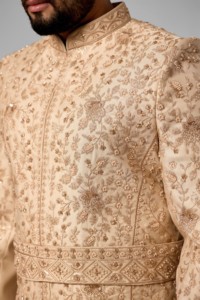 Costume de Mariage pour Marié Doré Champagne, Motif Botanique, Jaal Sherwani, Or Cuivré, Resham, Multi-Codage, Ceinture Diamantée - Product Image 6