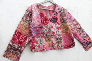 Chaqueta Bomber Acolchada Floral Hecha a Mano de Algodón Kantha para Mujer, Chaqueta Corta Reversible para Invierno y Verano, Estilo Indio - Product Image 4