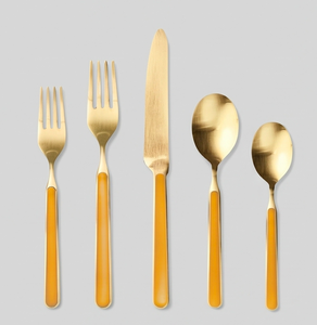 Juego de cubiertos modernos en oro con acabado mate y mangos naranjas, aptos para lavavajillas, para uso en cenas de boda. - Product Image 1