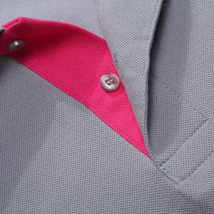 Polo gris pour homme à manches courtes, couleur unie, tricoté, respirant, décontracté, avec col et poignets à bordure rose, boutons sur le devant - Product Image 5