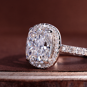 Bague de fiançailles en or blanc 10K avec halo de diamants de laboratoire taille coussin allongée 3 carats, certifiée IGI, et pavé de diamants - Product Image 2