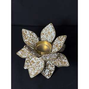 Porte-bougie en métal fait main avec perles en or blanc - Décoration d'intérieur de luxe écologique pour Noël, la Saint-Valentin, Pâques, design floral - Product Image 5