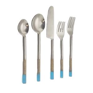 Tendance Design Ensemble de couverts cinq pièces Nouvel acier inoxydable Résine époxy Manche en bois Ensemble de couverts durables Prix compétitif - Product Image 1