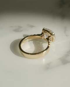 แหวนเพชรทรงคุชชั่น 2.01 กะรัต ประดับเพชรทรงบาแก็ตต์ด้านข้าง ทองคำแท้ 14K ของขวัญงานหมั้นสุดหรูสำหรับเจ้าสาว - Product Image 3