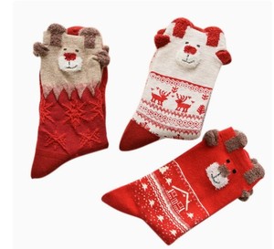 Calcetines deportivos casuales de jacquard para mujer, calcetines lindos hasta la pantorrilla, calcetines de reno, rojo brillante, regalos de Navidad para otoño e invierno. - Product Image 1