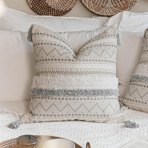 Cojín Decorativo Étnico Geométrico de 22 × 22 Pulgadas, Funda de Cojín Boho de Algodón con Bandas de Diamantes y Esquinas con Borlas Decorativas, Estilo Marroquí - Product Image 3