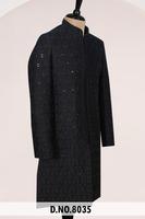 Sherwani formel pour homme Midnight Noir à sequins, style indo-occidental, pour les célébrations nocturnes et les grands événements de réception, avec une texture luxueuse.