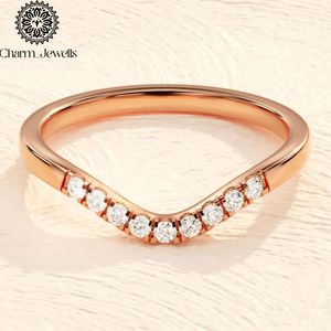Anillo de compromiso y eternidad de moissanita chapado en oro amarillo para mujer Charm Jewels, corte cojín, engaste de garras, clásico, IGI - Product Image 6
