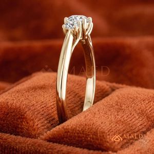 Anillo de Oro de Lujo con Corte Redondo, Símbolo del Pasado, Presente y Futuro – Anillo de Boda Nupcial Simbólico de Oro Amarillo de 14K con Tres Piedras de Corte Redondo - Product Image 2