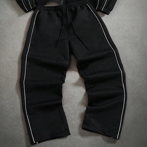 Ensemble coupe-vent noir personnalisé 2026 pour homme : veste zippée à col montant et pantalon de jogging avec passepoil contrastant – Tenue de sport - Product Image 5
