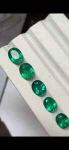 พลอยมรกตธรรมชาติจากแซมเบีย รูปทรงวงรี คุณภาพสูง สีสวยงาม รูปทรงสวยงาม พลอยเม็ดเดี่ยวสำหรับทำเครื่องประดับ - Product Image 3