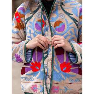 Chaqueta beige bordada Suzani para mujer, abrigo corto acolchado étnico bohemio floral multicolor - Product Image 1