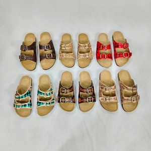 Sandalias Hechas a Mano de Cuero Genuino con Hebilla de Cierre con Grabado Floral, Estilo Vintage, Unisex, Color Marrón - Product Image 5