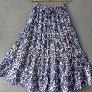 Jupe longue décontractée imprimée à la main indienne pour femmes taille élastique respirante et durable faite avec des couleurs naturelles - Product Image 1