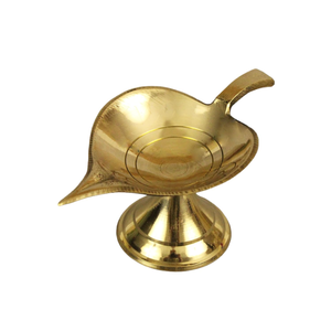 Diya en laiton à motif de feuille pour Puja Aarti, lampe à huile traditionnelle Peetal, Deepak Deepam pour Diwali, maison, mandir, temple, culte - Product Image 3