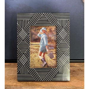 Cadre photo en bois fait main avec motifs géométriques en bois et résine noire, décoration artistique moderne pour table, accent décoratif pour la maison - Product Image 4