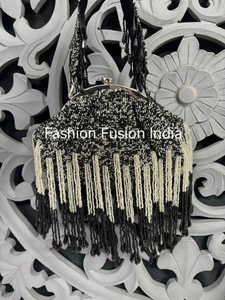 Bolso de Noche Negro Plateado con Flecos de Cuentas, Cartera de Mano Artesanal con Marco - Product Image 1