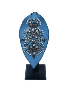 Serre-tête léger et confortable bleu orné de cristaux et de perles, fait main, accessoire vintage glamour et tendance - Product Image 1