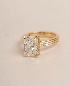 Anillo de compromiso solitario de oro macizo de 14K con moissanita de corte radiante de lujo, 4 quilates, joyería fina al por mayor - Product Image 2