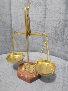 Balance de précision de luxe en laiton antique avec base en bois, balance à flèche vintage avec coupelles suspendues, style apothicaire classique - Product Image 6