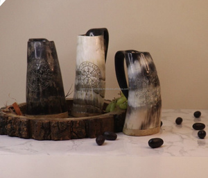 ถ้วยเครื่องดื่มไวกิ้งแท้ลายวัวฮอร์นพร้อมด้วยสลักปมโคอยขัดเงาและนำเสนอในกระสอบของขวัญ - Product Image 2