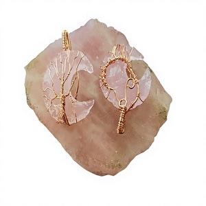 Colgante de Árbol de la Vida con Cuarzo Rosa Natural en Forma de Luna Creciente, Envuelto en Alambre, Bañado en Cobre Antiguo, Gema Curativa Premium, Venta al por Mayor - Product Image 1
