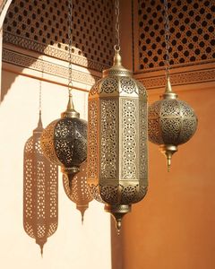 Lampe Diya suspendue en laiton pur faite à la main avec chaîne, lampe à huile traditionnelle indienne pour la décoration de la maison, du temple, des mariages et des festivals - Product Image 1