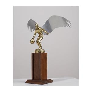 Sculpture contemporaine en aluminium coulé, créée pour les intérieurs modernes, avec un équilibre sculptural et une présence métallique raffinée - Product Image 6