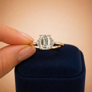 แหวนหมั้นเพชรทรงเหลี่ยมมรกต 14K ทองคำแท้ ได้รับการรับรองจาก IGI พร้อมวงแหวนแต่งงานแบบ Halo สำหรับผู้หญิง - Product Image 4