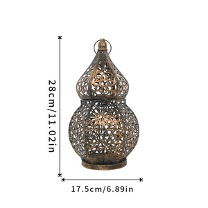 Lanterne marocaine en métal doré captivante avec un design ajouré complexe, porte-bougie décoratif pour la décoration de la maison pendant le Ramadan - Product Image 5
