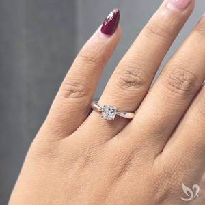 Anillo de compromiso de oro blanco de 10 quilates con diamante cultivado en laboratorio de 1.0 quilates, corte cojín, solitario con tallo pellizcado, diseño clásico. - Product Image 5