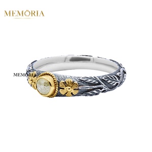 แหวนเงินแท้ 925 ชุบทอง 18k ประดับไพลินสีเหลืองธรรมชาติ ลายดอกไม้ ขายส่งจาก Memoria Jewels - Product Image 2