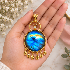Pendentif fantaisie en laiton plaqué or 18 carats avec pierre précieuse labradorite, forme ronde, minimaliste, bijoux de mode les plus vendus en gros - Product Image 3