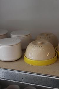 Elegante Mantequillera con Tapa de Cúpula y Detalle de Letras, Base Compacta para Servir, Acabado Liso y Brillante, Almacenamiento de Mantequilla Elegante para la Mesa de Cocina - Product Image 4