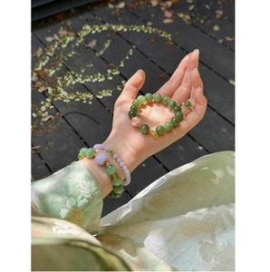 Pulsera de Resina de Moda de Lujo con Acabado de Alta Calidad, Accesorio Premium para la Muñeca para Mujeres en Todo el Mundo - Product Image 3
