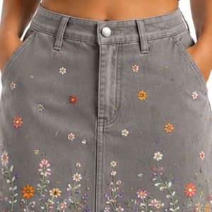 Conjunto de Top Corto y Falda Bordados para Mujer en Gris Niebla, Diseño Floral de Verano, Dos Piezas, Logotipo Personalizado, OEM, Ropa al Por Mayor - Product Image 5