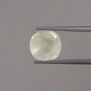 ไพลินสีเหลืองธรรมชาติแท้ รับรองโดย IGI เกรด AAA ขนาด 9.5x9.5 มม. รูปทรงคุชชั่น น้ำหนัก 4.62 กะรัต พลอยเปลี่ยนสีได้ - Product Image 1