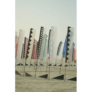 Banderas de colores con rayas y patrones circulares para eventos y festivales al aire libre - Product Image 2