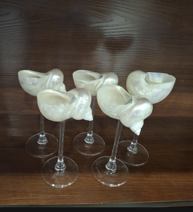 Vaso Artístico de Concha Marina con Base de Vidrio Transparente para Presentación de Vino y Cócteles de Vietnam - Product Image 5