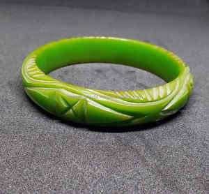 Brazaletes de resina con curvas inclinadas verdes de loro hechos a mano con estilo, accesorios de diseñador únicos elegantes para mujer - Product Image 5