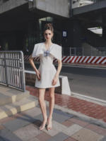 Vestido Mini Elegante Tejido Blanco Liso Estilo Reina de Hielo con Capa, Flores 3D, Cintura Natural de Lujo, Lavable, para Fiesta, Vietnam