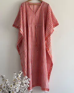 Robe maxi kaftan en coton imprimé rouge corail de qualité supérieure, style bohème, col en V, manches courtes et coupe décontractée pour les vacances. - Product Image 4