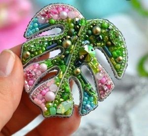 Broche Elegante Hecho a Mano con Bordado de Cuentas Multicolores para Colecciones de Boutique - Product Image 4