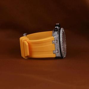 Montre pour homme haut de gamme avec boîtier poli et bracelet durable, idéale pour les occasions formelles, disponible à la vente - Product Image 3