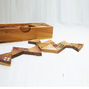 Juego de dominó de madera artesanal con puntos de colores incrustados dentro de una caja rectangular deslizante para juego moderno en la mesa. - Product Image 4