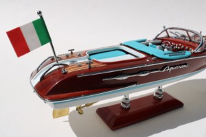 Modelo Pequeño |   Modelo de Lancha Italiana RIVA AQUARAMA de 25 cm, Hecho a Mano en Madera, Estilo Deportivo Moderno para Mesa - Product Image 6