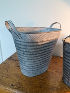 Maceta Rústica de Metal Galvanizado con Asas, Contenedor Decorativo Estilo Granja, Perfecto para Almacenamiento de Plantas y Decoración del Hogar - Product Image 1